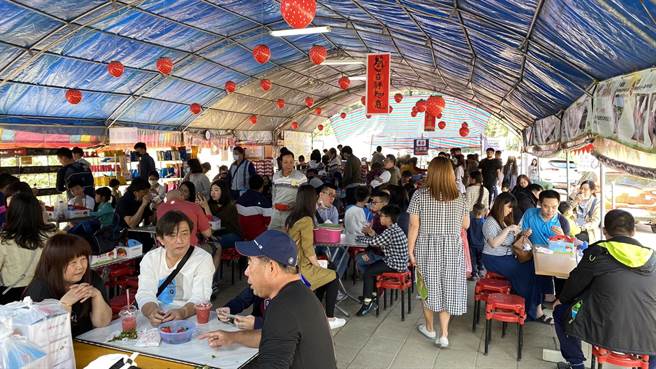 草莓世界莓果大爆发，周末假日吸引採果人潮。（王文吉摄）