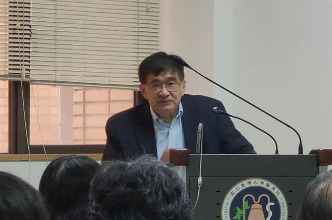 中研院院士吳仲義今(4)日在台大醫學院發表演講，講題為「新冠病毒的起源、傳播與治療新希望－從演化觀點談未來展望」。（李侑珊攝）