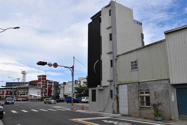 竹南大埔张药房新厝去年落成，总统蔡英文4日低调前往探视彭秀春。（谢明俊摄）