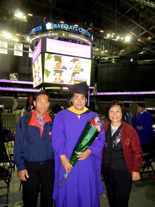 为了多陪台湾的家人，拥有纽约大学资料科学硕士学歷的林嗣凡（中）从美国返台并投入房仲业。短短一年就做出成绩的他，不但拥有丰厚的奖金，也能自由安排时间陪家人游山玩水。(图/永庆房屋提供)