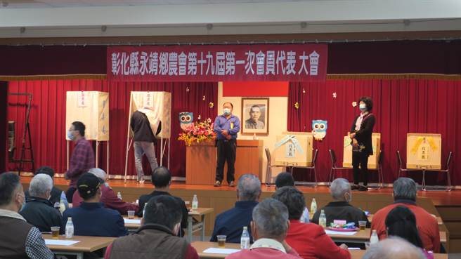 选举採无记名连记投票法，每个代表可圈选9名候选理事名单。（谢琼云摄）