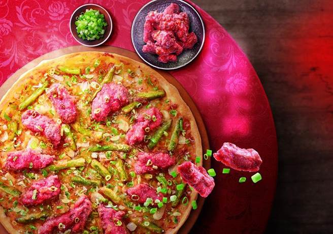 （必勝客超人氣「Hot台味」系列比薩升級2.0，首波「台潮辦桌」在宜蘭，「三星蔥卜肉國宴比薩」搶先登場。圖／必勝客提供）