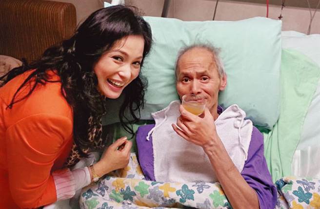 刘家辉当年中风跌倒，半身瘫痪。(翻摄自自雨前小憩微博)