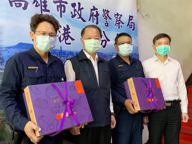 近期高雄治安亮红灯，这次火速破案，高市警察局长黄明昭（左二）特地到小港分局表扬两名有功警员林德胜、江晚诚。（柯宗纬摄）