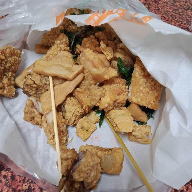 1名网友控诉外送员偷吃鸡排，没想到真相竟是店家已将鸡排剪成小块放在炸物堆中，才导致他误认。（图／翻摄自脸书「爆料公社」）