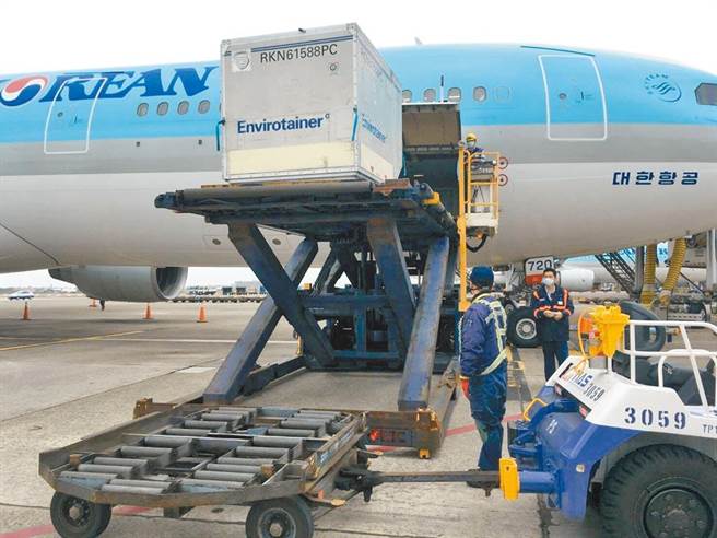 首批新冠肺炎AZ疫苗运送来台保密到家，落地前消息才曝光。（读者提供／陈麒全桃园机场传真）