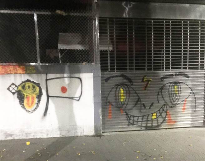 南屯区大墩18街及大进街附近民宅(铁围篱)遭不明人士涂鸦毁损。（警方提供）
