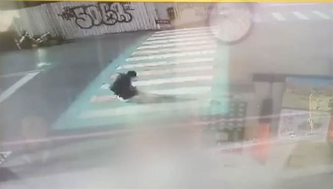 警方调阅东兴国小监视器，发现是罗姓男子凌晨所为。（警方提供）