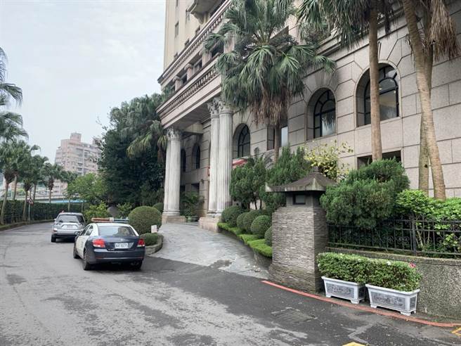 54岁蔡姓男子罹患有忧郁症，今（4日）中午12时许被发现坠落于新店区宝庆街某社区中庭身亡。（翻摄）