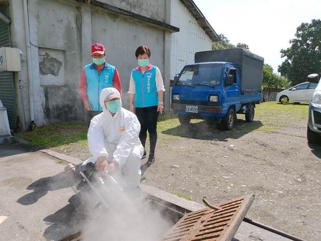 吉安鄉公所防治登革熱環境消毒工作共分2階段，第一階段是針對路面上的公共區域，以噴霧式藥劑消毒。（吉安鄉公所提供／羅亦晽花蓮傳真）