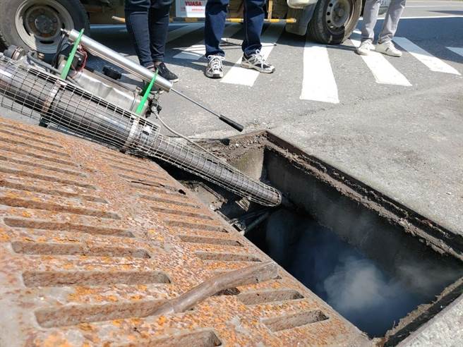 吉安鄉公所防治登革熱環境消毒工作共分2階段，第二階段則是針對排水溝內部，以煙霧式藥劑進行消毒，消滅病媒蚊及蟑螂等害蟲。（吉安鄉公所提供／羅亦晽花蓮傳真）