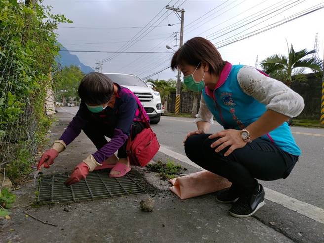 吉安鄉公所防治登革熱環境消毒工作只能治標、不能治本，籲請民眾擔任環境衛生守門員，徹底落實「巡、倒、清、刷」工作。（吉安鄉公所提供／羅亦晽花蓮傳真）