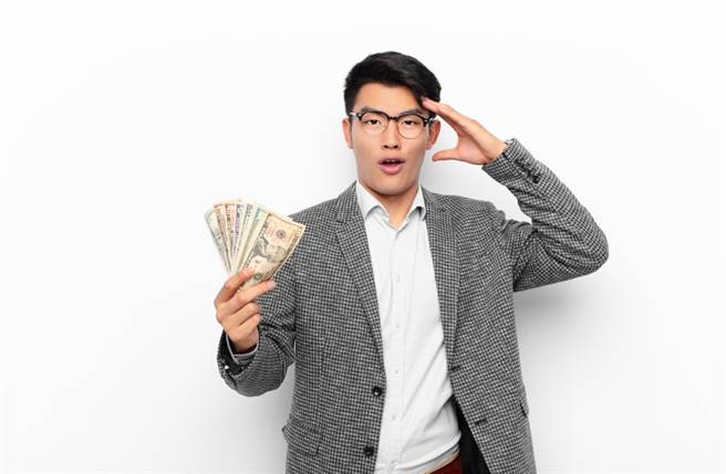 威力彩迈入连29摃，今晚开奖的头奖奖金已狂飙至9亿，而生肖鼠、狗、马的朋友最受神财爷眷顾，极有可能大发财。（图／Shutterstock）