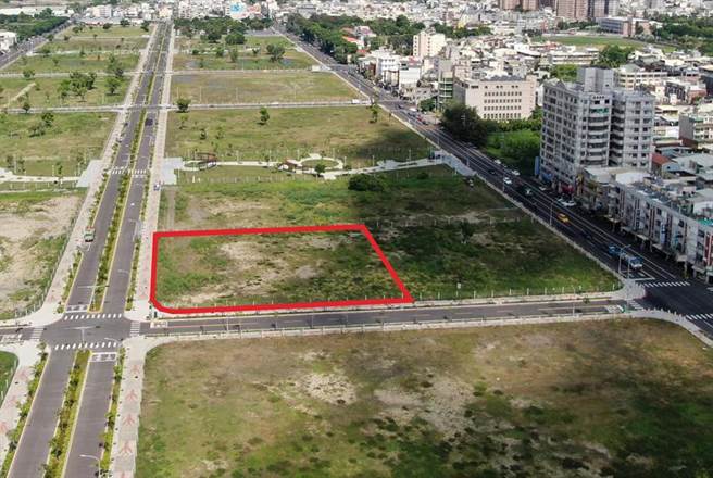 （位于高雄捷运南冈山站生活圈的87期重划区土地1115.05坪（红色范围），此次标售受到瞩目。图／高雄地政局提供）