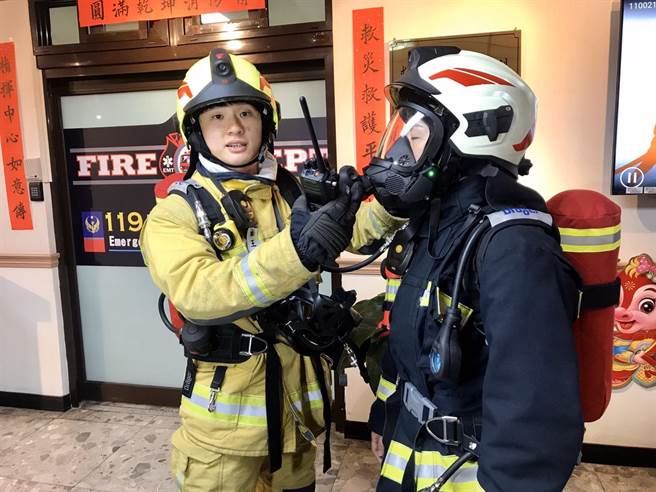 基隆市消防人员王士诚（左）亲自解说新设备用处。（陈彩玲摄）