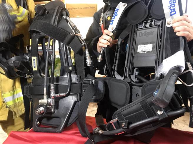 以前所有连接气瓶的管路皆裸露在外（左），这次设计将管路隐藏于背板（右）。（陈彩玲摄）