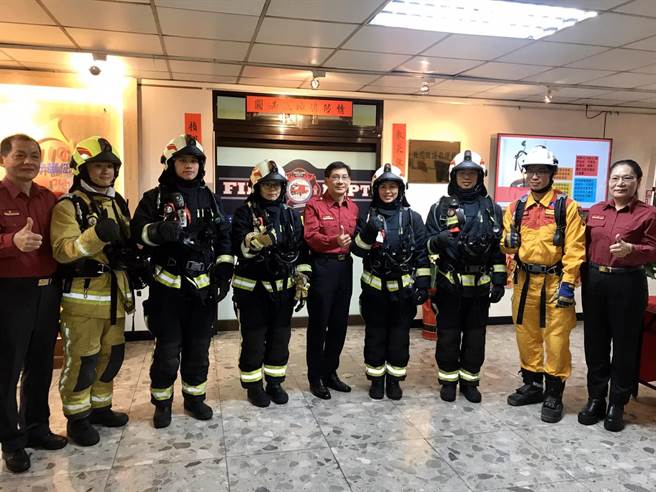 基隆市政府为确保外勤消防人员救灾安全，提升抢救装备器材性能，斥资1200万元，採购空气呼吸器装备组。（陈彩玲摄）