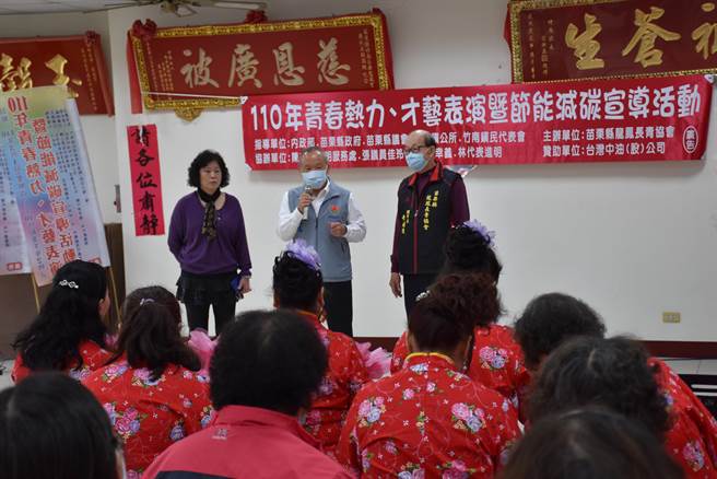 苗栗縣長徐耀昌4日上午前往竹南龍鳳宮探視龍鳳長青協會長者年度聚會。（謝明俊攝）