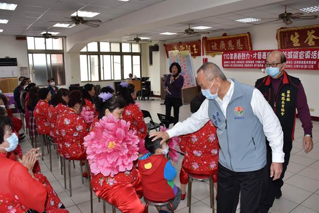 苗栗縣長徐耀昌4日上午前往竹南龍鳳宮探視龍鳳長青協會長者年度聚會。（謝明俊攝）