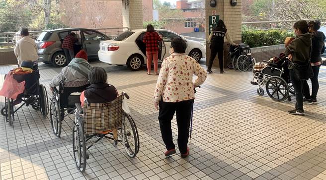 行動不便的失能者就醫復健，可申請交通接送服務。（廖志晃攝）