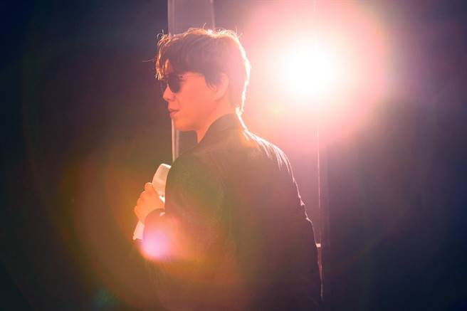 蕭煌奇睽違4年，推出最新台語專輯《舞台》。（環球音樂提供）