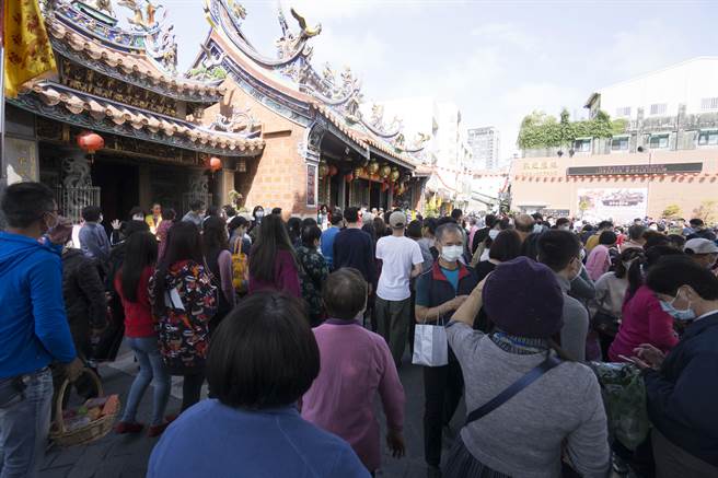 今年春节期间信眾蜂涌前往万和宫参拜，庙埕前热闹的场景。（万和宫提供）