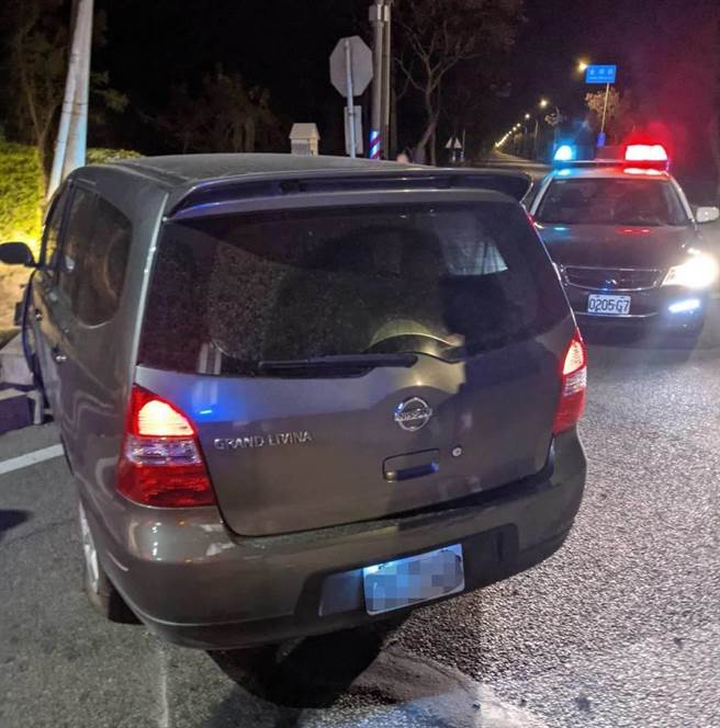 金门男子酒驾拒检，在鹊山圆环旁自撞落网。（警方提供）