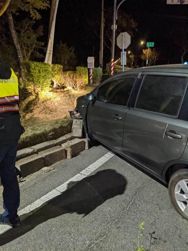 金门男子酒驾拒检，在鹊山圆环旁自撞落网。（警方提供）