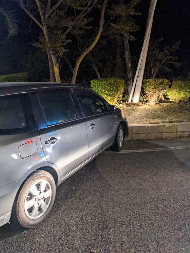 金门男子酒驾拒检，在鹊山圆环旁自撞落网。（警方提供）