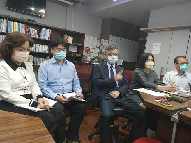 教育部政务次长刘孟奇（左三）等人4日说明台湾观光学院停办事宜。（简立欣摄）