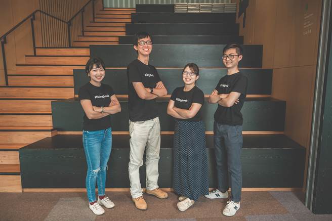 Hikingbook创办人柯政祥(左2)、共同创办人廖妘甄(右2)与团队。（图／Hikingbook提供）
