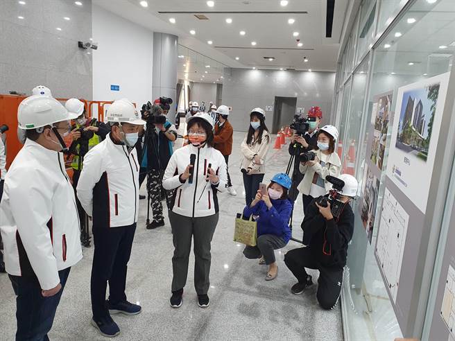 新北市政府斥资41亿元，自行规画兴建的宝高智慧产业园区即将完工，市长侯友宜今（4日）上午前往视察工程进度。（叶书宏摄）