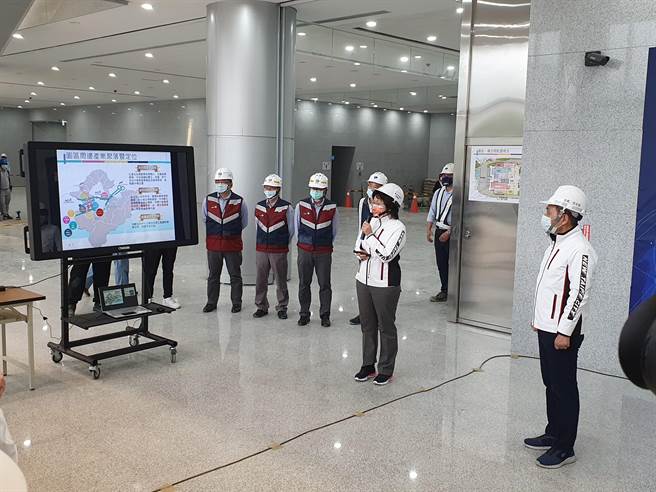 新北市政府斥资41亿元，自行规画兴建的宝高智慧产业园区即将完工，市长侯友宜今（4日）上午前往视察工程进度。（叶书宏摄）