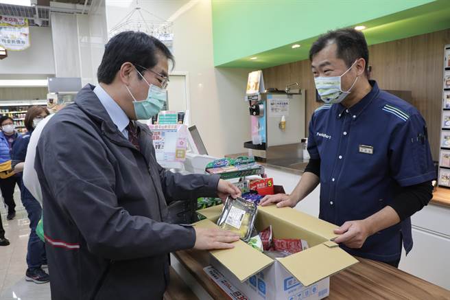 黄伟哲四日下午前往超商感谢业者大量採购台南凤梨挺农民。（台南市政府提供／程炳璋台南传真）