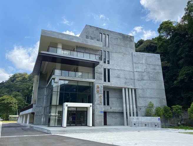 苗栗县泰安乡公所行政大楼新建工程，只见建筑主体结构，内外装修没钱做，让公所新大楼启用遥遥无期。（巫静婷摄）