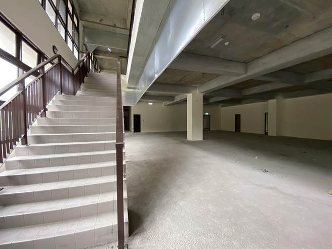 苗栗县泰安乡公所新行政大楼主体结构完成，但内外装没钱做，建物内部空荡荡，迟迟无法启用。（巫静婷摄）