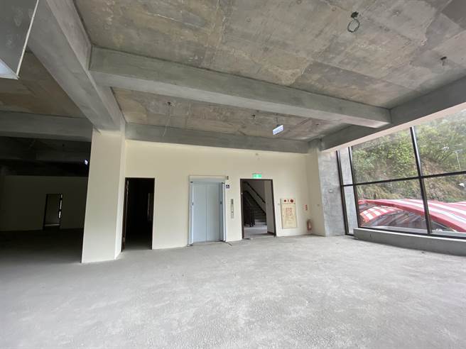 苗栗县泰安乡公所新行政大楼主体结构完成，但内外装没钱做，建物内部空荡荡，迟迟无法启用。（巫静婷摄）