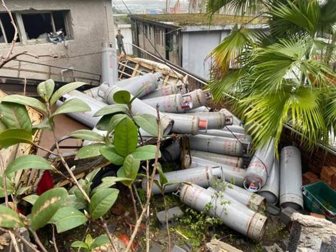 宪兵训练中心围墙被载满瓦斯桶的货车衝入，司机受伤，瓦斯掉满地。（图／翻摄自脸书我是五股人／李浚淇新北传真)