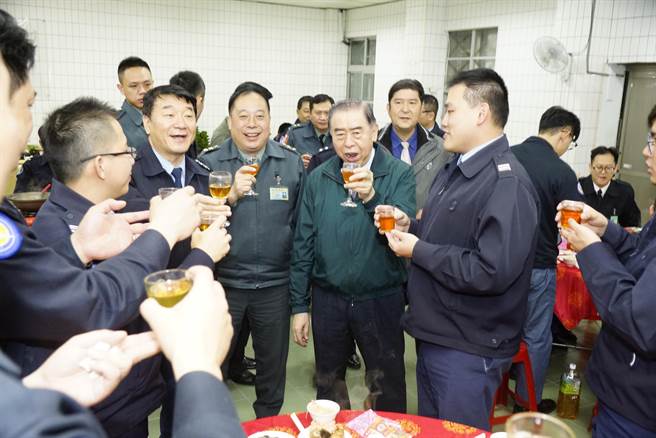 軍友社理事長李棟樑今天前往嵩山雷達站舉行敬軍餐會。（軍友社提供）
