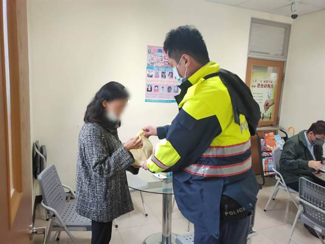 头份警分局头份所员警协助康姓女子回家。（头份警分局提供／谢明俊苗栗传真）