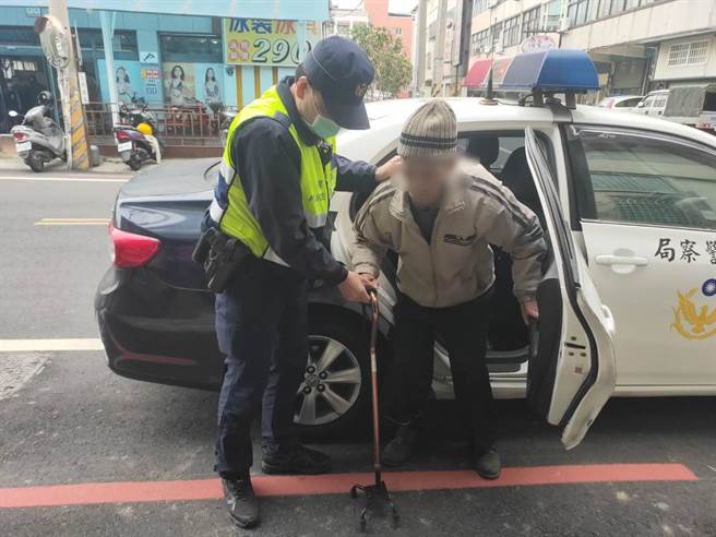 头份警分局4日1个上午保护2名失智老人回家。（头份警分局提供／谢明俊苗栗传真）