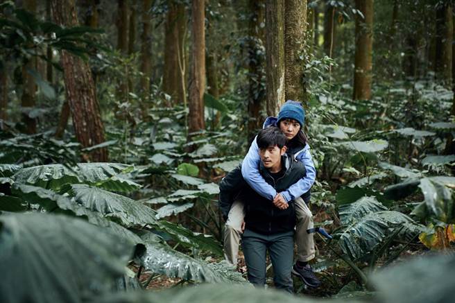 宥勝劇中救出受困山林的陳意涵，兩人因而萌生愛苗。（喜鵲娛樂提供）
