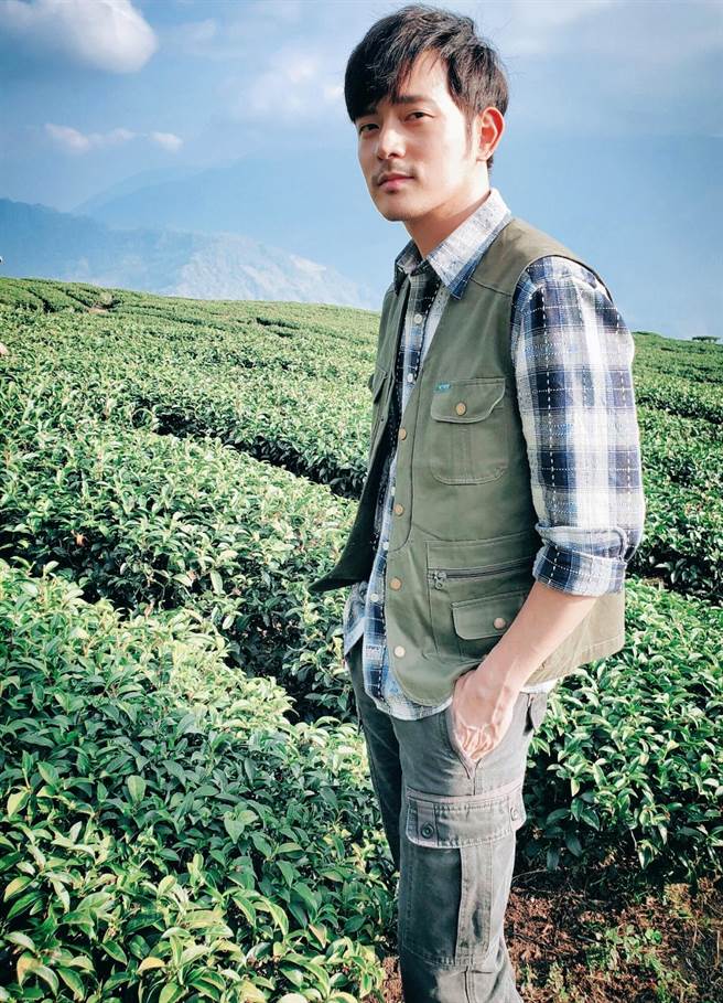 《她們創業的那些鳥事》在南投仁愛鄉取景，宥勝開心在茶園拍照留念。（喜鵲娛樂提供）