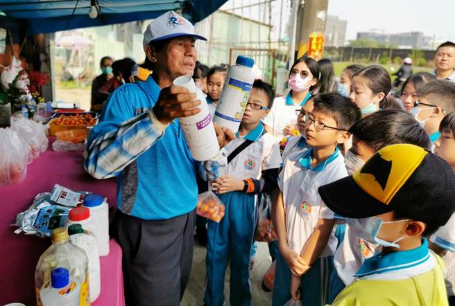 大里區農會推廣食農教育，瑞城國小四健推廣教育你農我農作業組，4日在瑞風無毒農場舉行研習活動，場長葉秋風（左）熱心的向小朋友們，解說農場內蔬果無毒栽培要領。（黃國峰攝）