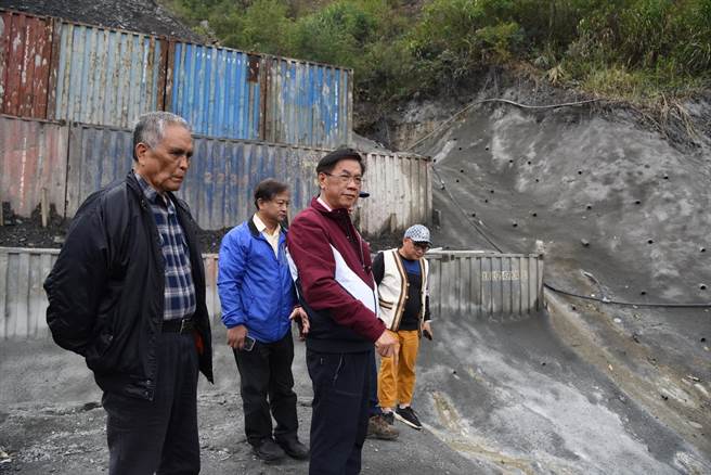 南投縣長林明溱（右2）4日前往仁愛鄉力行產業道路，會勘沿線兩處重大改善工程，表示目前進度順利。（南投縣政府提供／黃立杰南投傳真）