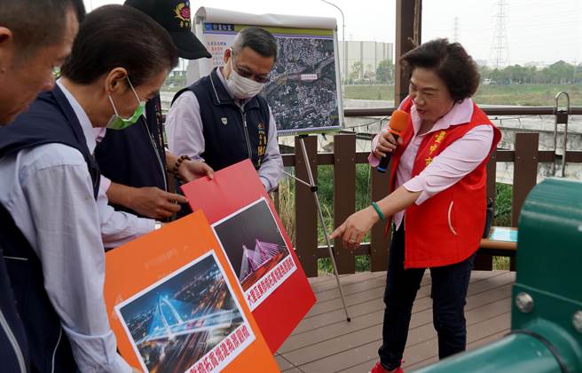 台中市议员林碧秀（右），4日邀请中市建设局长陈大田（右2）及相关人员会勘美群桥扩宽工程，建议可参照湳中央公园斜张桥景观，打造打卡胜地。（黄国峰摄）