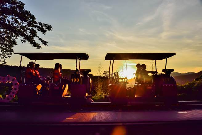 旧山线铁道自行车加开第5班车，规画星光列车带领游客体验夕阳余晖下的铁道景致。（苗栗县政府提供／何冠娴苗栗传真）