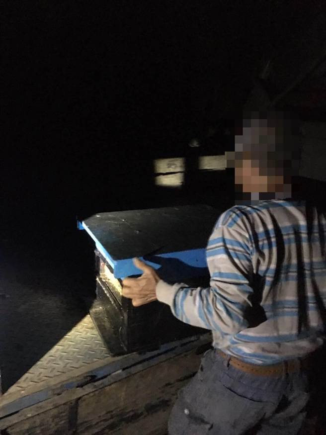 警方加强盘查可疑人、车，查获74岁林姓嫌犯自小货车上窃得之蜂箱12箱（约20万只蜜蜂），价值新臺币7万2000元。（警方提供／林雅惠高雄传真）