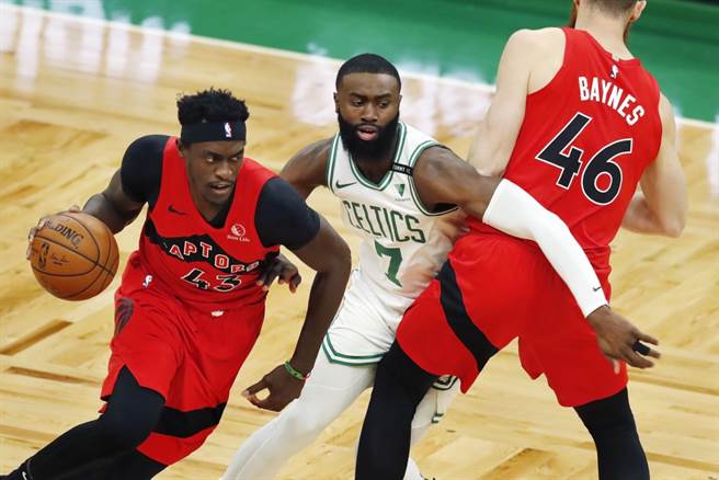 暴龙席亚坎(左)持球进攻，甩开塞尔提克杰伦布朗(中)阻挡。（美联社资料照）