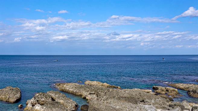 大翅鲸母子2月现身台东县兰屿乡后，之后不断有人在兰屿、绿岛目睹牠们的踪迹，椰油国小教师顏子矞表示，随时想衝到海边找大翅鲸，已得了神「鲸」病。（椰油国小教师顏子矞提供／蔡旻妤台东传真）